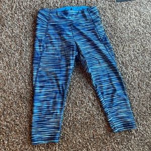 Cute mid-length workout leggings, size small